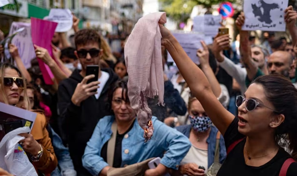 ईरान की महिलाओं ने 2022 में अपने बाल काटकर और स्कार्फ जलाकर प्रदर्शन किया था ईरान की महिलाओं ने 2022 में अपने बाल काटकर और स्कार्फ जलाकर प्रदर्शन किया था