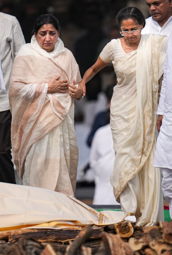 अजित पवार की बहन सुप्रिया सुले और उनकी पत्नी सुनेत्रा पवार अजित पवार की बहन सुप्रिया सुले और उनकी पत्नी सुनेत्रा पवार