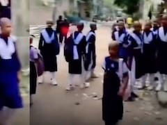 VIDEO: थेरेपी से लड़की के बाल झड़ गए तो स्कूल के सारे बच्चों और शिक्षकों ने मुंडवा लिया अपना सिर, कायम कर दी मिसाल