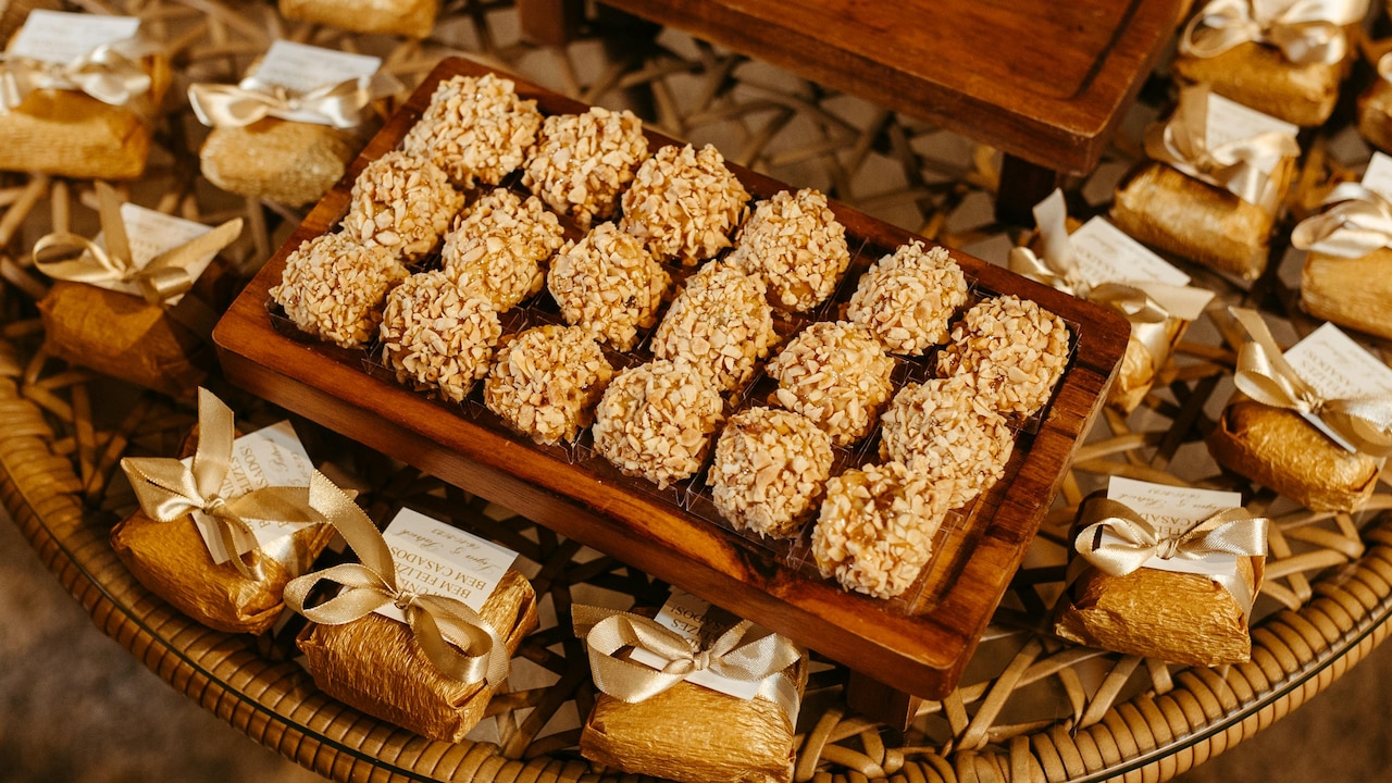 Thoughtfully packed sweet hampers suitable for Republic Day gifting moments