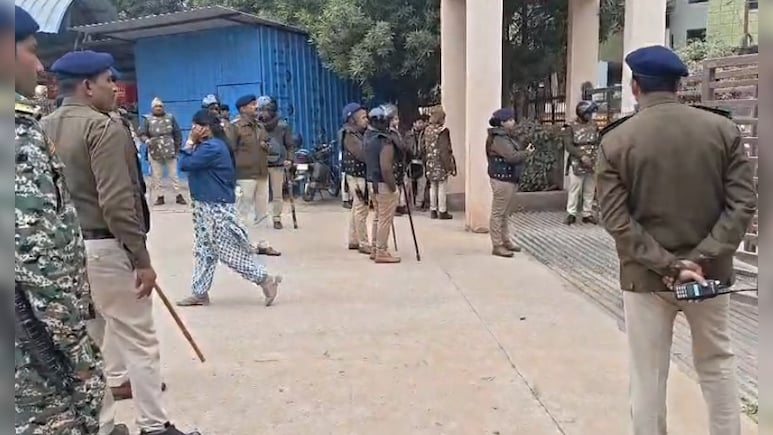 आंबेडकर की फोटो जलाने वाले एडवोकेट अनिल मिश्रा को झटका, कोर्ट ने जमानत याचिका खारिज कर साथियों संग भेजा जेल