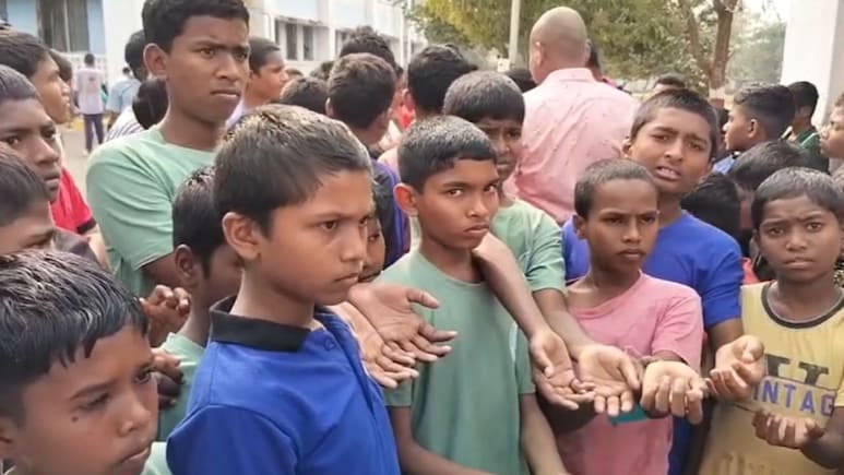 100 विद्यार्थांना अमानुष मारहाण! मुलांच्या डोळ्यात अश्रूंच्या धारा, सरकारी शाळेत घडला संतापजनक प्रकार