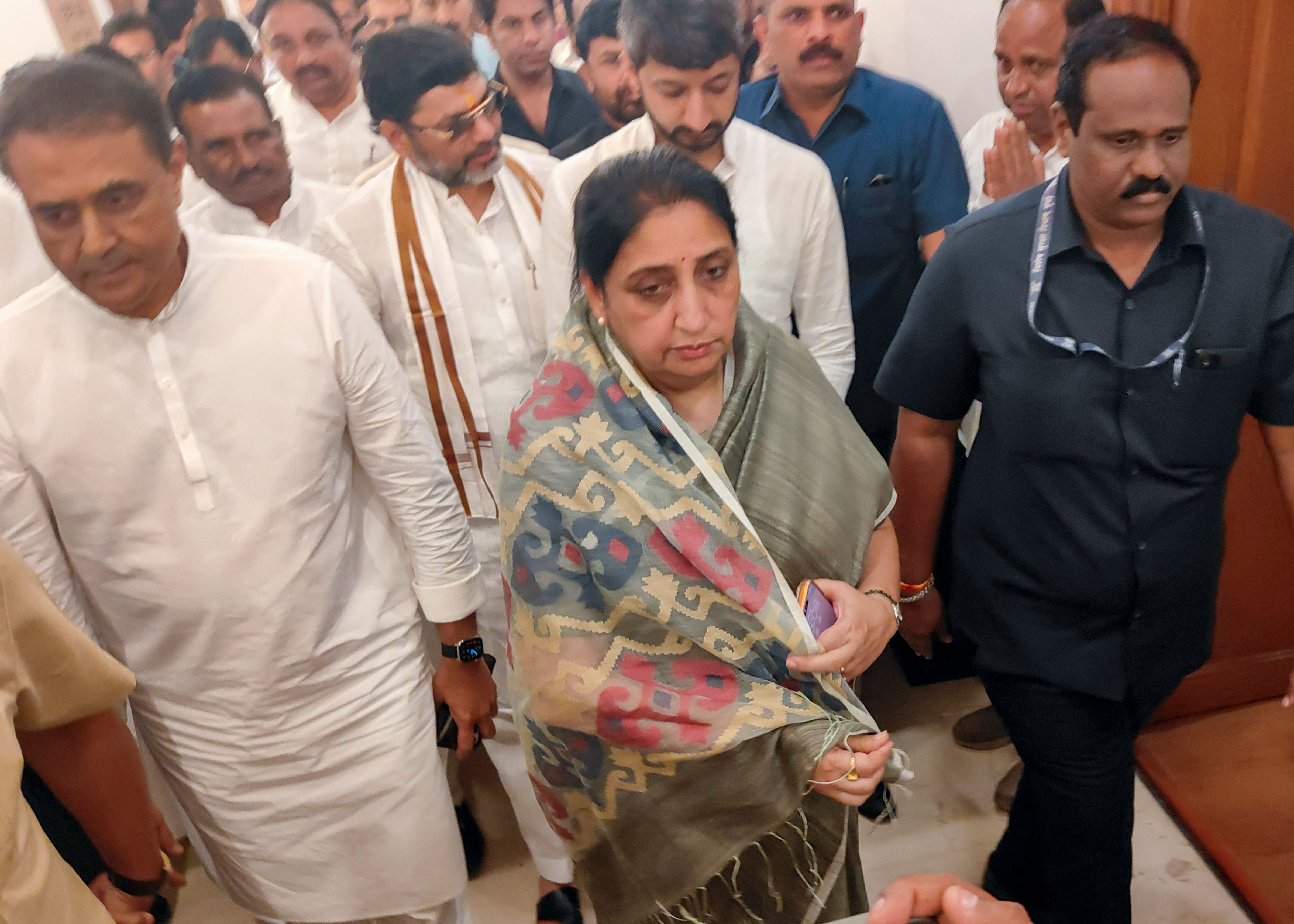 पार्टी अभी पूरी तरह से सुनेत्रा पवार के साथ खड़ी दिखाई दे रही है.  