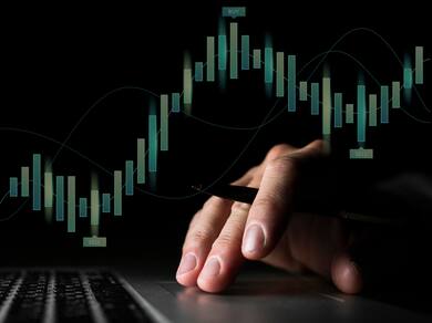Market Experts' LIVE Stock Recommendations: Buy United Breweries, Vedanta, M&M, NMDC, Sell MCX 
