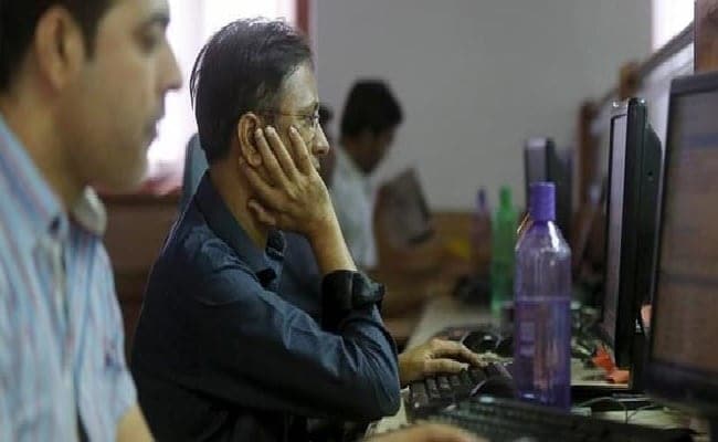 Sensex Edges Higher, Nifty Holds 8,250; SBI, Infosys Lead Gains