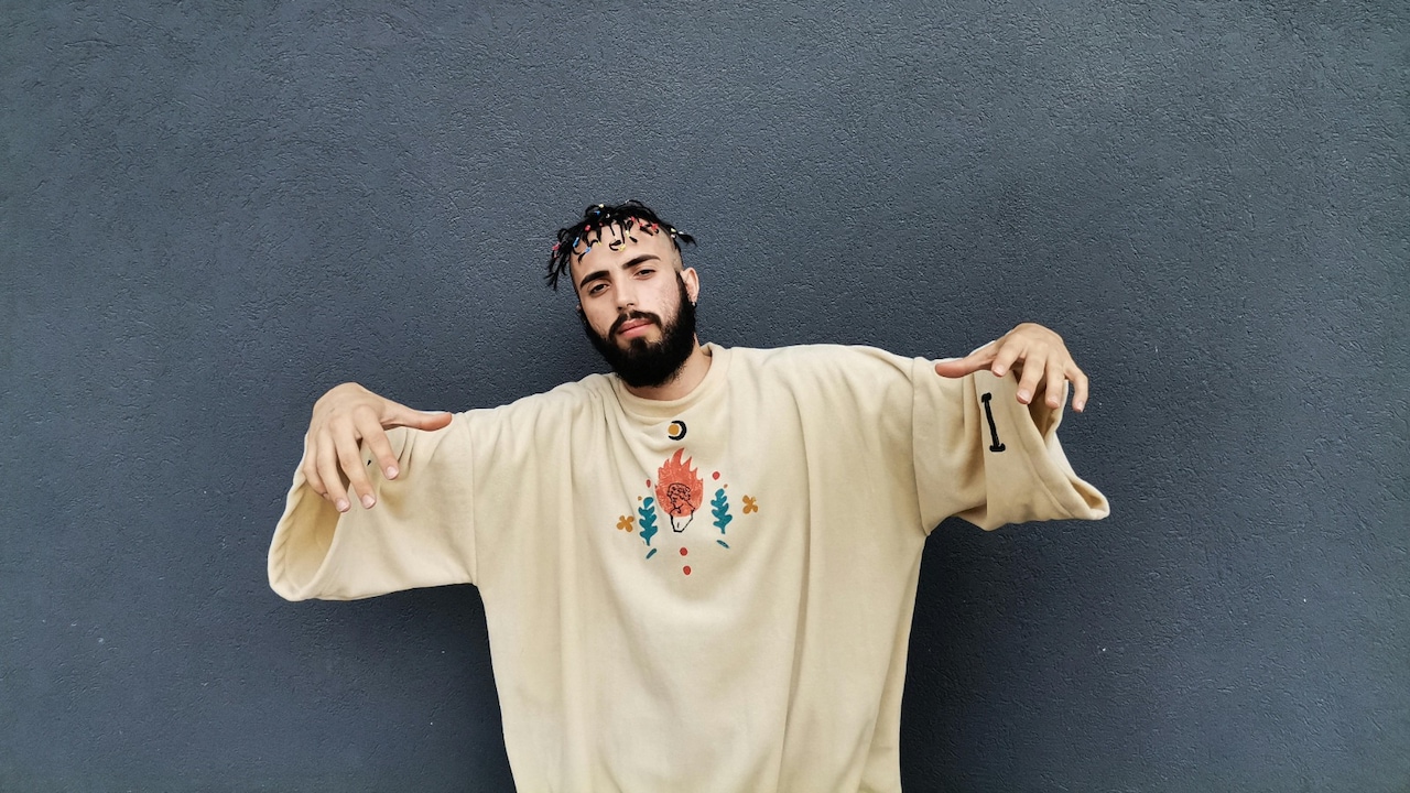 How To Wear Oversized T-Shirts Without Looking Sloppy: A Style Guide How To Wear Oversized T-Shirts Without Looking Sloppy: A Style Guide