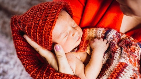 सर्दी में नवजात शिशु की कैसे करें देखभाल? न्यूबॉर्न बेबी का इन 5 तरह से रखें ध्यान, डॉक्टर से जानिए