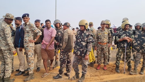 रायपुर में बुलडोजर एक्शन: नयागांव के बाद खपरी में अवैध न&zwj;िर्माण पर चली JCB, व&zwj;िरोध के बीच NRDA ने तोड़े 7 मकान