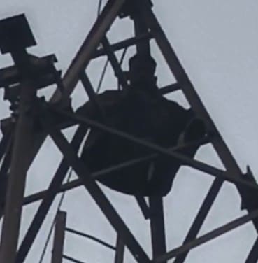 प्रेमिका के लिए 150 फीट टावर पर चढ़ा 'वीरू' ! नीचे उतारने में पुलिस के भी छूटे पसीने