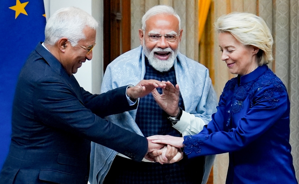 समझौते के बाद खुशी जताते प्रधानमंत्री नरेंद्र मोदी, यूरोपीय संघ के प्रमुख एंटोनियो लुइस सैंटोस दा कोस्टा और यूरोपीय आयोग की अध्यक्ष उर्सुला वॉन डेर लेयेन.