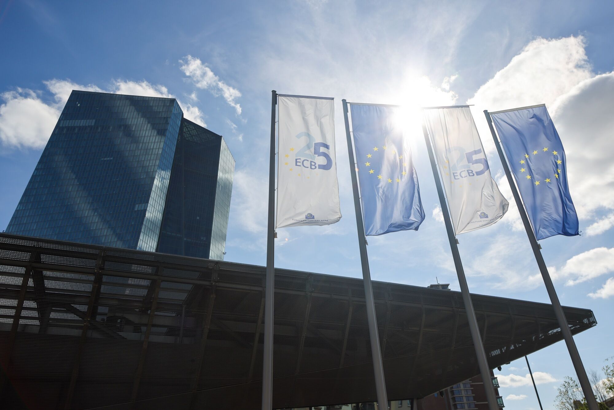 Traders Bet On Fewer Interest-Rate Cuts From ECB, BOE This Year