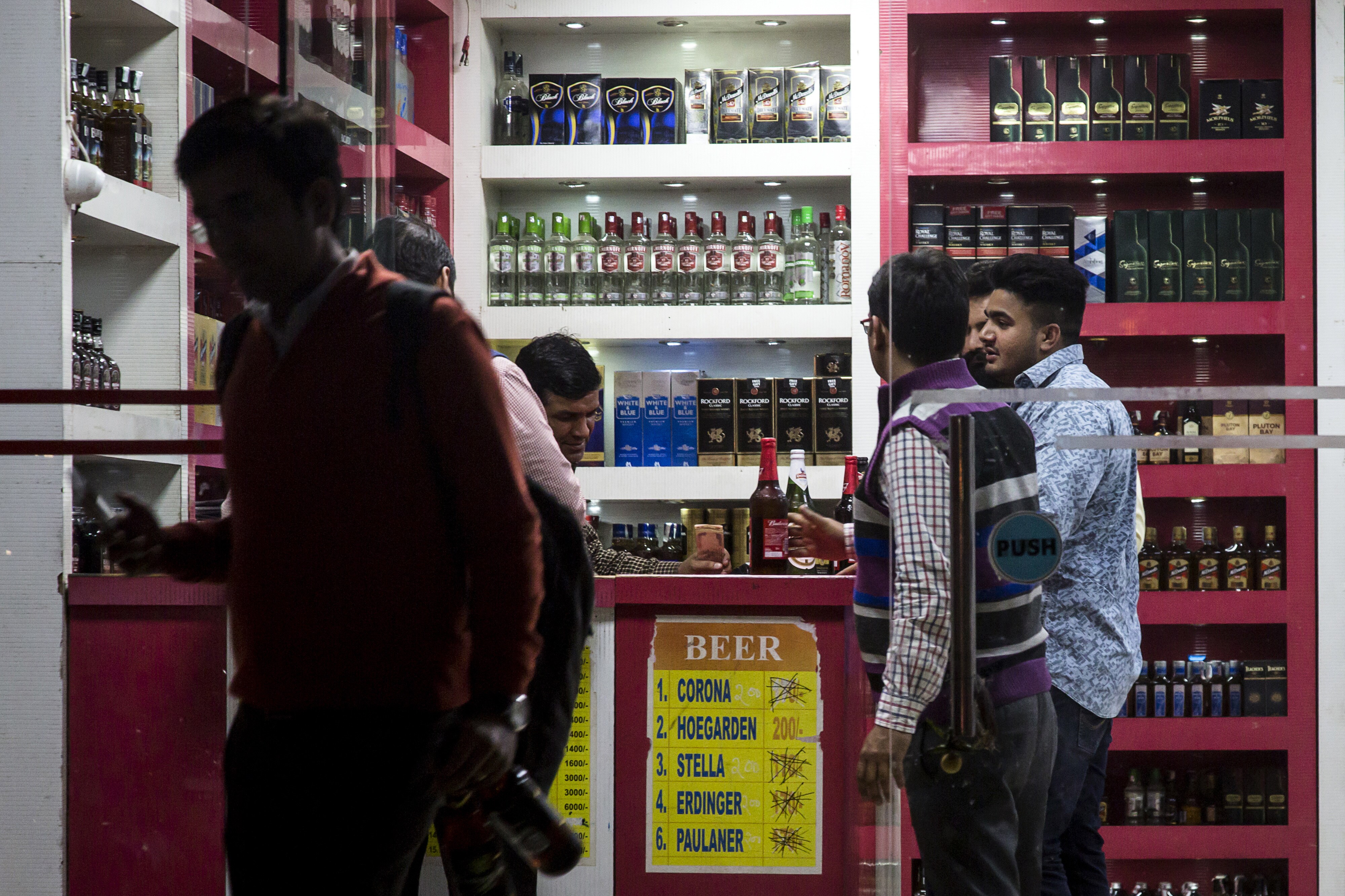 Exploring &lsquo;Middle Path&rsquo; Over Liquor Sale Ban Along Highways, Tourism Minister Says