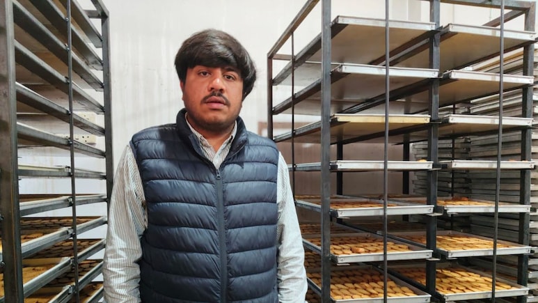 Success Story: कोरोना में छूटी नौकरी, फिर यूट्यूब से सीखा काम और 10 लाख लोन लेकर सागर में खड़ी कर दी खुद की फैक्ट्री