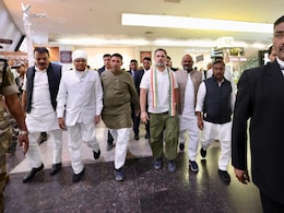 राहुल गांधी इंदौर के भागीरथपुरा में, पीड़ितों से की मुलाकात, 1-1 लाख रुपये का दिया चेक