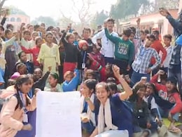 मुजफ्फरपुर: स्कूल में धरने पर क्यों बैठ गए बच्चे? प्रिंसिपल और टीचर्स को भी अंदर नहीं आने दे रहे