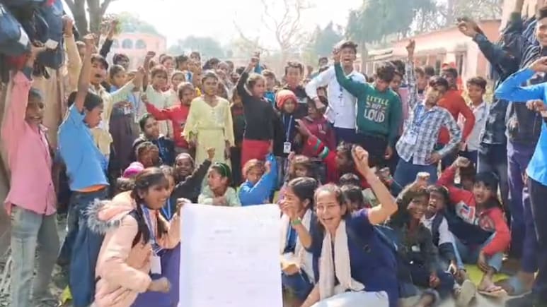 मुजफ्फरपुर: स्कूल में धरने पर क्यों बैठ गए बच्चे? प्रिंसिपल और टीचर्स को भी अंदर नहीं आने दे रहे