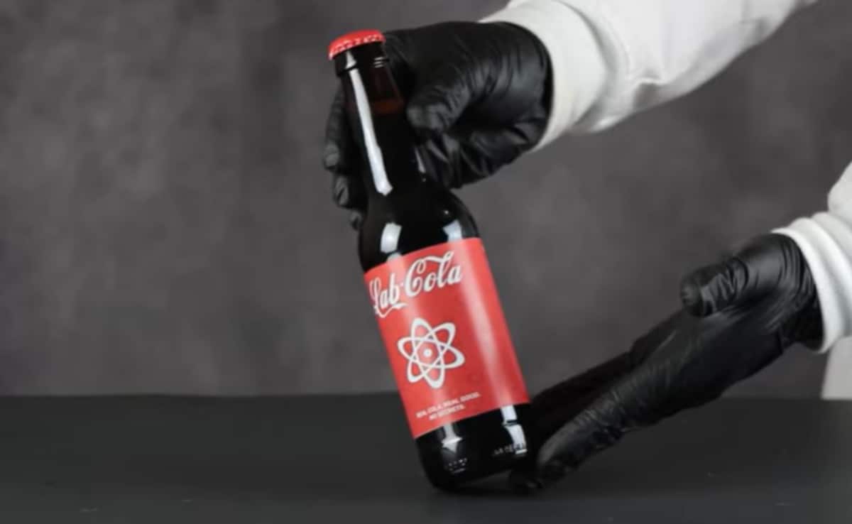 YouTuber created Lab-Cola that tastes like Coca-Cola. Photo: LabCoatz/ YouTube