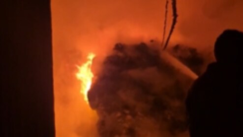 आग की लपटों से घिरी बालोतरा की कपड़ा फैक्ट्री, पलभर में राख हो गया लाखों का सामान