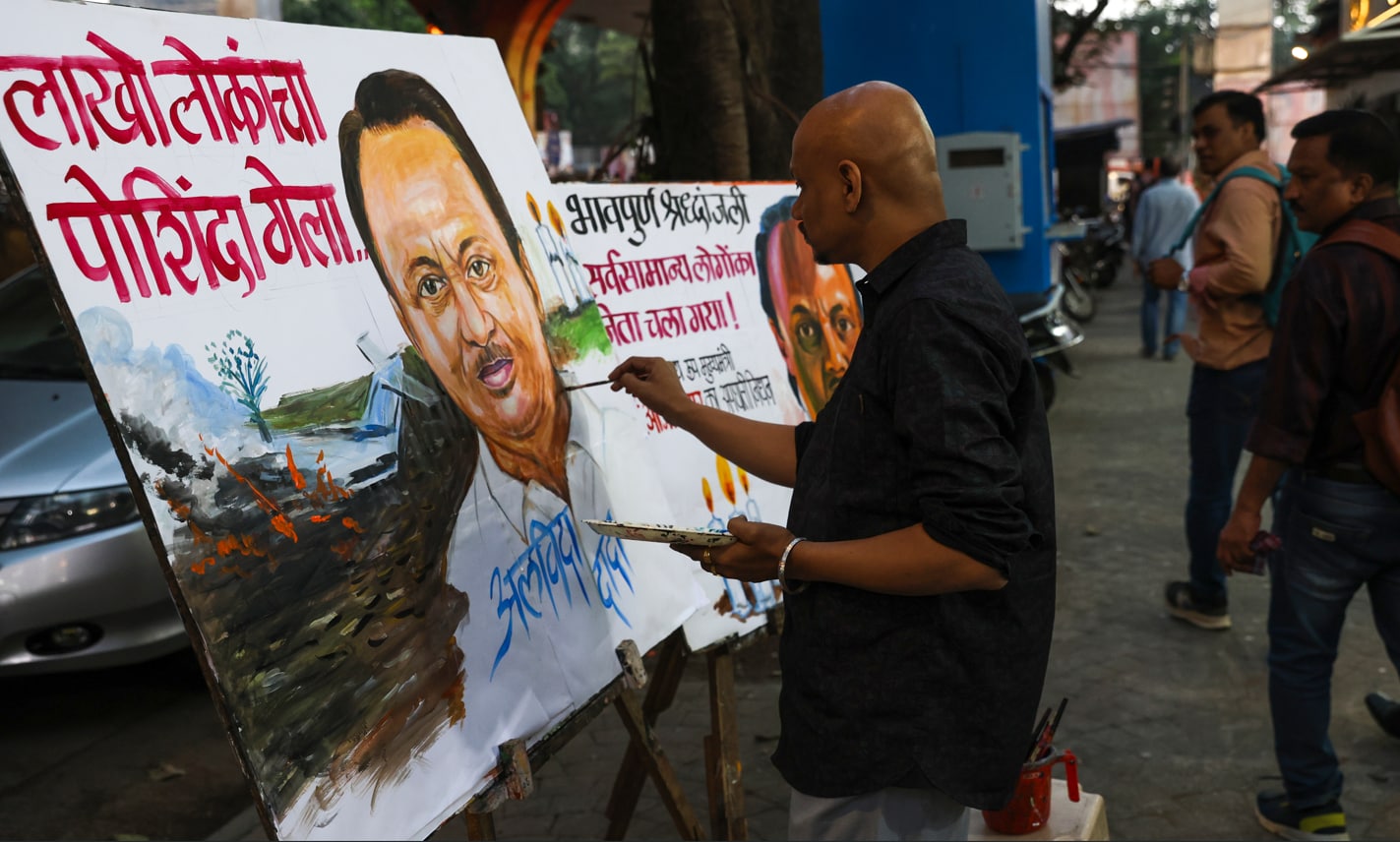 अजित पवार के निधन पर महाराष्ट्र में पसरा मातम. लोग अंतिम दर्शन को उमड़ रहे हैं और भावभीनी श्रद्धांजलि दे रहे हैं.