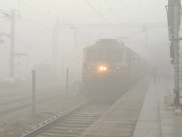 हवा से लेकर जमीन तक मौसम की मार, 69 ट्रेनें लेट, उड़ानों पर भी असर, एयरलाइन ने जारी किया कस्टमर सपोर्ट नंबर