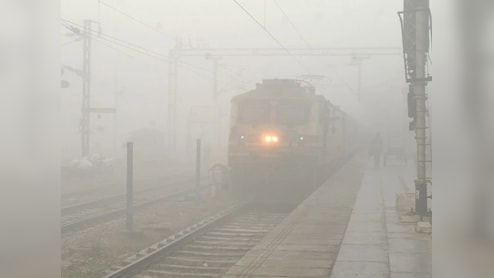 दिल्ली-एनसीआर में कोहरे की वजह से 88 ट्रेन लेट, कई डायवर्ट, यहां देखिए लिस्ट