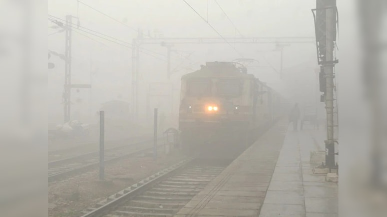 हवा से लेकर जमीन तक मौसम की मार, 69 ट्रेनें लेट, उड़ानों पर भी पड़ेगा असर, एयरलाइन ने जारी किया कस्टमर सपोर्ट नंबर