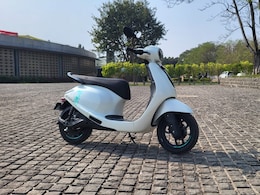 Bajaj Chetak C25 Electric Scooter Gets 4,299 Discount- But With Conditions Applied!