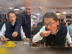 VIDEO: जापानी राजदूत का देसी अंदाज़ वायरल! आंध्र भवन में हाथ से खाई बिरयानी, लोग बोले: दिल जीत लिया!