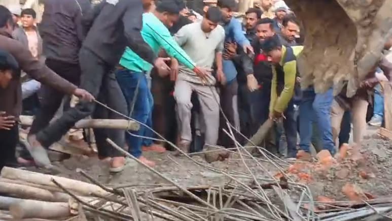 छतरपुर में बड़ा हादसा: निर्माणाधीन तरुण द्वार गिरने से दबे 4 मजदूर, एक की मौके पर दर्दनाक मौत