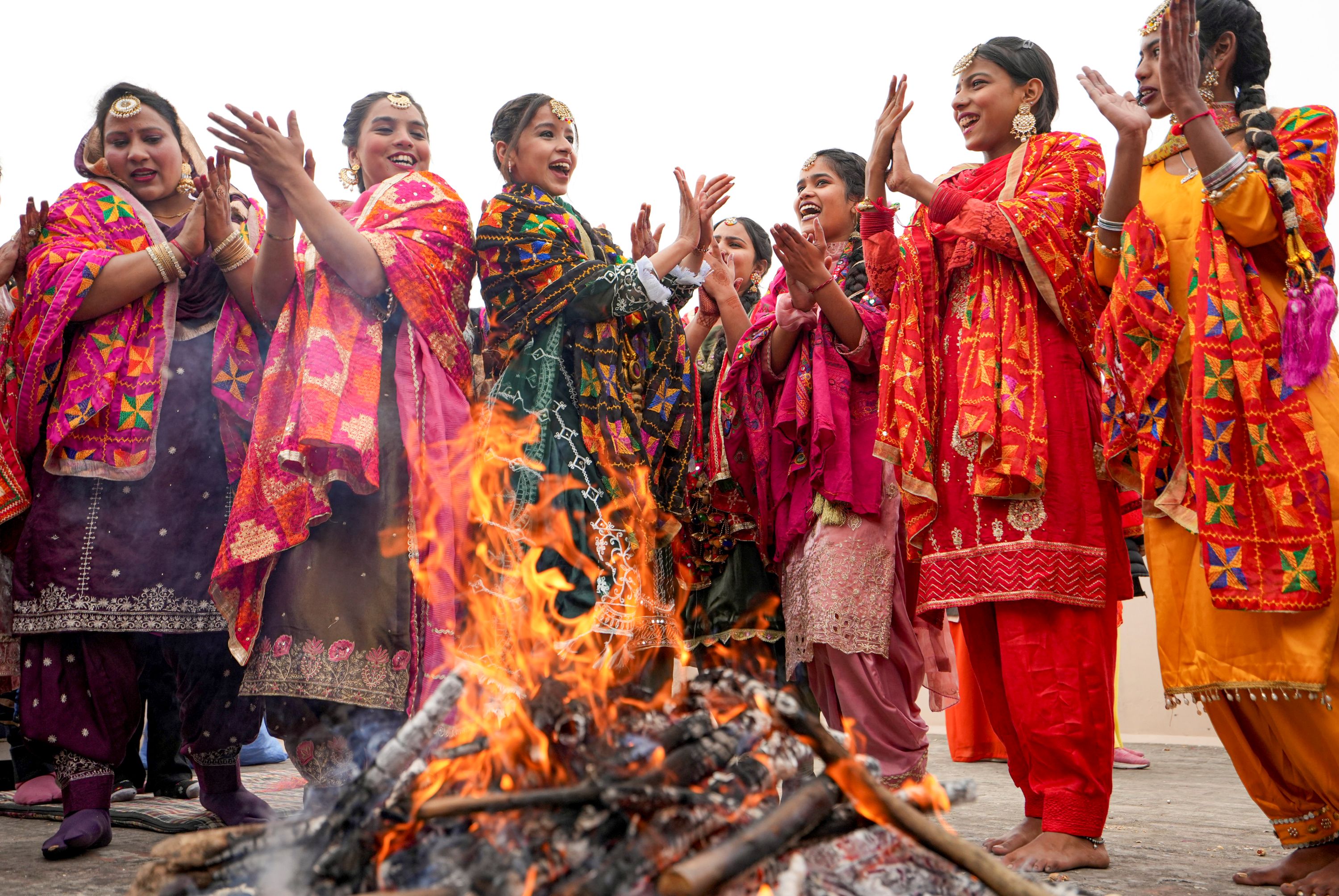 Lohri 2026 Live Updates: कुछ ही देर में जलने वाली है लोहड़ी, जानें शुभ मुहूर्त और पूजा की विधि