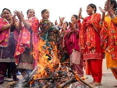 Lohri 2026 Live Updates: मूंगफली, फुल्लियां और रेबड़ी... देखें देश भर में कैसे मनाई जा रही लोहड़ी, फोटो और वीडियो