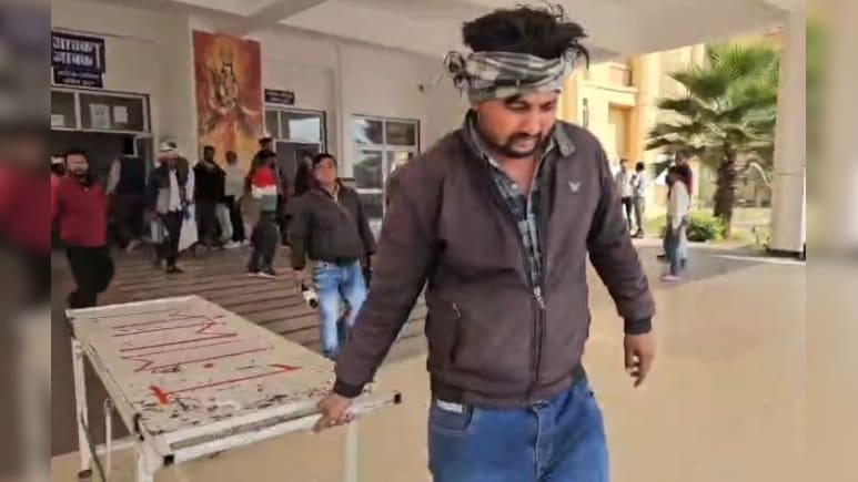 अंचल के सबसे बड़े अस्पताल में कर्मचारियों की हड़ताल, सफाई से लेकर सुरक्षा व्यवस्था चरमराई