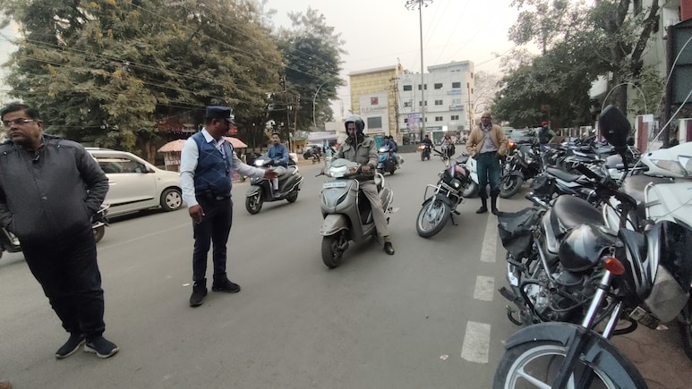 पतंग उत्सव से पहले बड़ी तैयारी... उज्जैन पुलिस ने दुपहिया वाहनों पर लगाया एंटी डोर प्रोटेक्टर, ऐसे करेगा बचाव &nbsp;