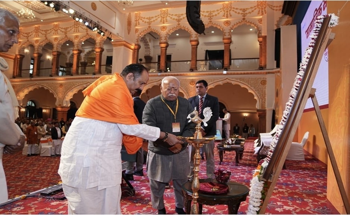 RSS Chief Mohan Bhagwat in Bhopal: पंडित प्रदीप मिश्रा ने कहा- शिव समान है संघ; सभ्य समाज पर भागवत बाेले