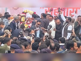 घोड़े पर सवार हो रहे मुख्यमंत्री मोहन यादव का बैलेंस बिगड़ा, सुरक्षाकर्मियों ने संभाला, बाल-बाल बचे CM