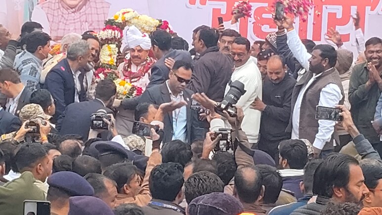 घोड़े पर सवार हो रहे मुख्यमंत्री मोहन यादव का बैलेंस बिगड़ा, सुरक्षाकर्मियों ने संभाला, बाल-बाल बचे CM