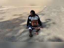 'बस एक ट्राई साइकिल दे दो' दफ्तर-दफ्तर भटक रहा दोनों पैरों से दिव्यांग, अधिकारी बोले- सरकारी लक्ष्य पूरे