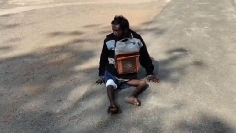 'बस एक ट्राई साइकिल दे दो' दफ्तर-दफ्तर भटक रहा दोनों पैरों से दिव्यांग, अधिकारी बोले- सरकारी लक्ष्य पूरे