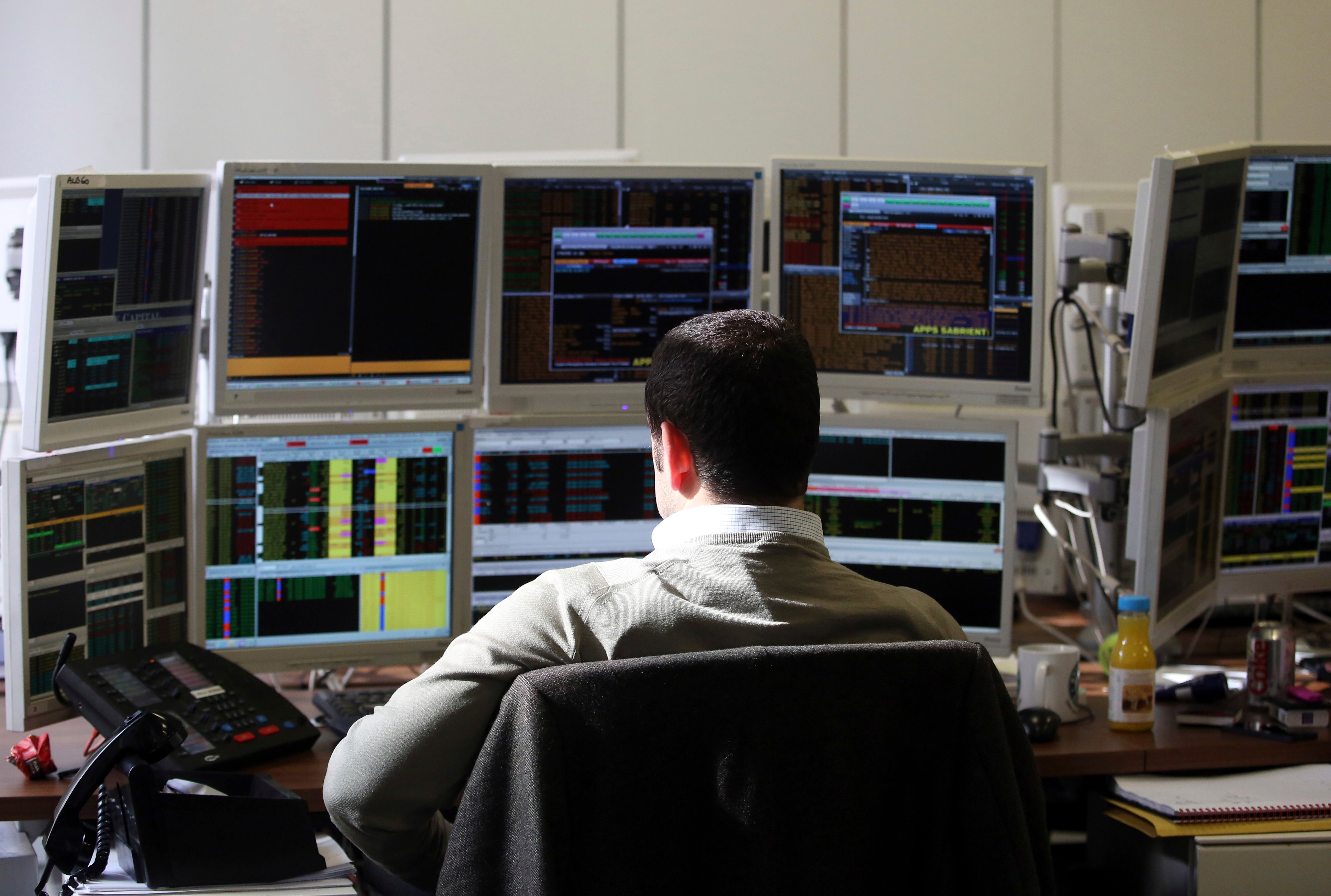 Indian Stocks Extend Pause As GDP Surprise Prompts Rate-Cut Calls
