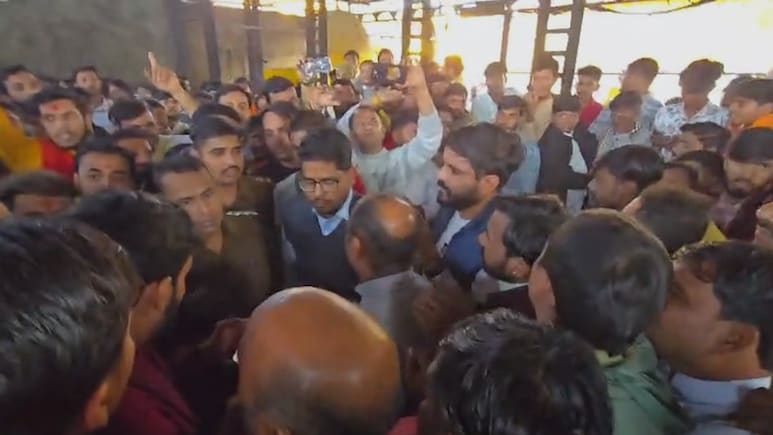 मां बगलामुखी मंदिर विवाद: 200 पंडितों को हटाने की साजिश! SDM सुसनेर से छीनी बड़ी जिम्मेदारी