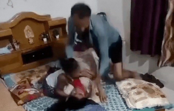 बेडरूम में हैवानियत: पति की दरिंदगी कैमरे में कैद, बेटी और पत्नी को बेरहमी से पीटा