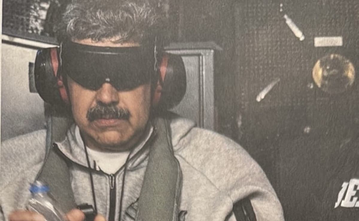 अमेरिकी सुरक्षा बलों ने हमले के बाद वेनेजुएला के राष्ट्रपति निकोलस मादुरो को उनकी पत्नी के साथ हिरासत में ले लिया.