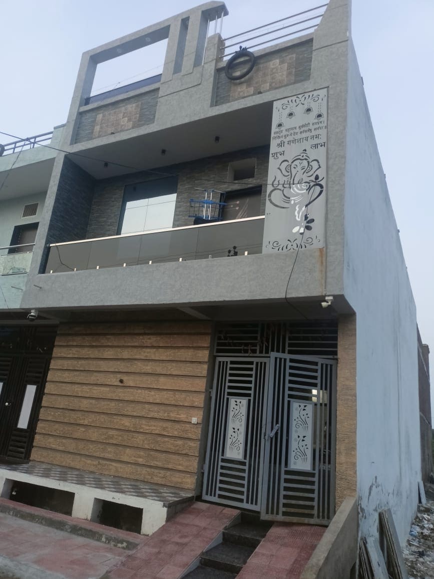 कोर्ट के आदेश पर आरोपी का मकान कुर्क कोर्ट के आदेश पर आरोपी का मकान कुर्क