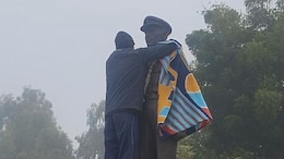 सर्द कोहरे के बीच मां की शहीद बेटे के लिए दिखी चिंता, गलन भरी ठंड में छोटे भाई से कह बड़े को ओढ़ाया कंबल