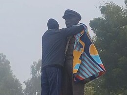 सर्द कोहरे के बीच मां की शहीद बेटे के लिए दिखी चिंता, गलन भरी ठंड में छोटे भाई से कह बड़े को ओढ़ाया कंबल