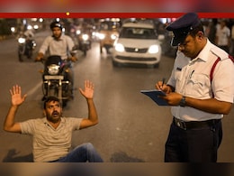 चालानी कार्रवाई के दौरान हंगामा; हैदराबाद में सड़क पर लेटा शख्स, पुलिस पर लगाए गंभीर आरोप