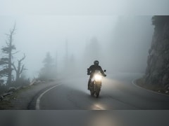 सड़क पर है घना कोहरा? बाइक राइडर आज ही नोट कर लें ये 5 जरूरी बातें, ड्राइविंग करना हो जाएगा आसान