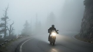 सड़क पर है घना कोहरा? बाइक राइडर आज ही नोट कर लें ये 5 जरूरी बातें, ड्राइविंग करना हो जाएगा आसान