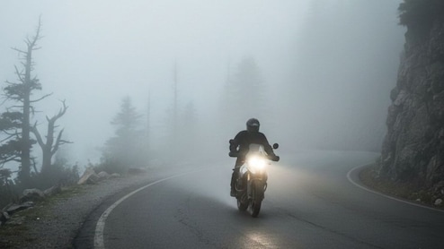 सड़क पर है घना कोहरा? बाइक राइडर आज ही नोट कर लें ये 5 जरूरी बातें, ड्राइविंग करना हो जाएगा आसान