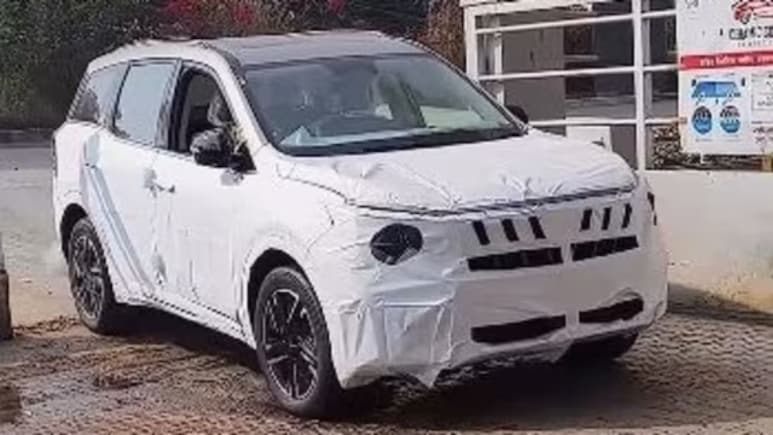 Mahindra XUV 7XO Spied At Dealer's Yard Ahead Of January 5 Debut